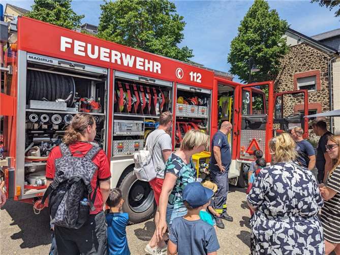 Sommerfest krönt Brandschutzprojekt in der Kita St. Martin Bassenheim Feuerwehr hautnah: Kita-Kinder lernen spielerisch Brandschutz. Quelle: VG Weißenthurm