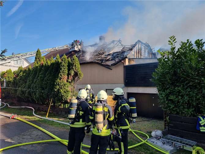Feuerwehr im Einsatz beim heutigen Wohnhausbrand in Bendorf.Foto: WinklerTV