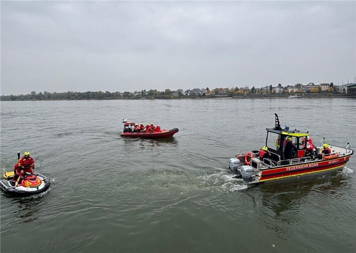 Feuerwehr und DLRG gemeinsam im Einsatz, Foto: Feuerwehr und Rettungsdienst Bonn
