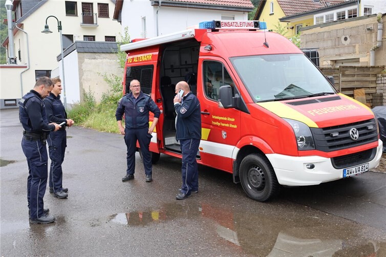 Feuerwehr und Ordnungsamt bei einer Einsatzbesprechung. (Symbolfoto: Thorsten Trütgen / VG Altenahr)