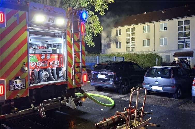 Feuerwehr vor Ort beim Brand im Bonner Talweg. Foto: Feuerwehr und Rettungsdienst Bonn