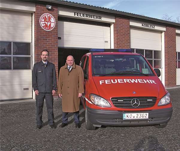 Feuerwehrchef Marius F. Jakob und CDU-Ratsmitglied Leo Biewer freuen sich über die Verbesserung.  privat