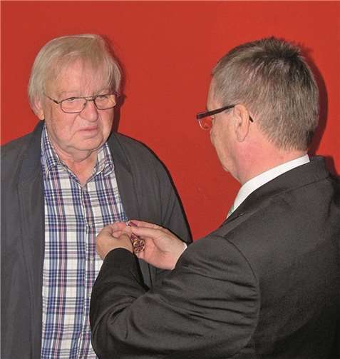 Feuerwehrehrenzeichen an Peter Lindemann.