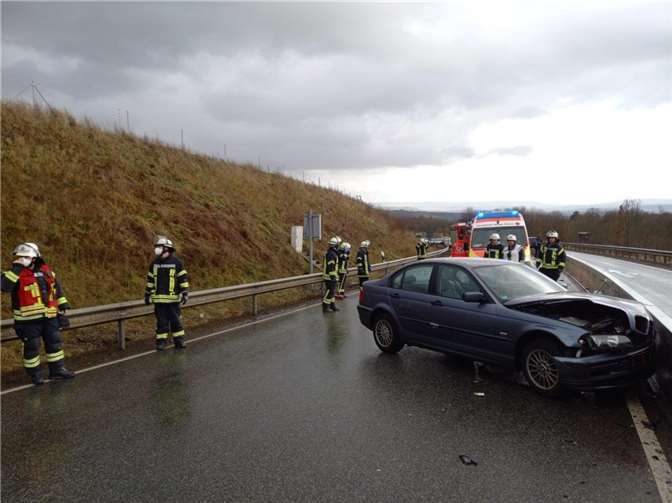 Feuerwehreinheiten der Verbandsgemeinde Rengsdorf-Waldbreitbach wurden zu einem Verkehrsunfall auf der Ortsumgehung Rengsdorf im Bereich des Tunnels auf der Bundesstraße B256 alarmiert.Quelle: Feuerwehr VG Rengsdorf-Waldbreitbach