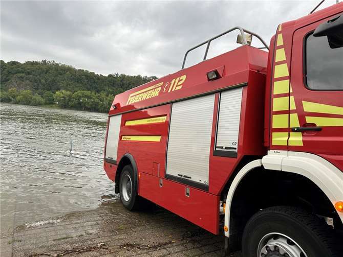 Feuerwehreinsatz am Rhein bei Sinzig. Foto: ROB