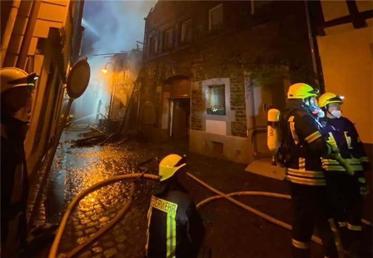 Feuerwehreinsatzkräfte bei der Bekämpfung des Brandes in Burgen. Quellen: Feuerwehr Rhein-Mosel