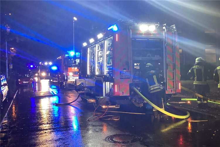 Feuerwehrfahrzeuge beim Tiefgaragenbrand auf der Straße. Foto: Feuerwehr und Rettungsdienst Bonn