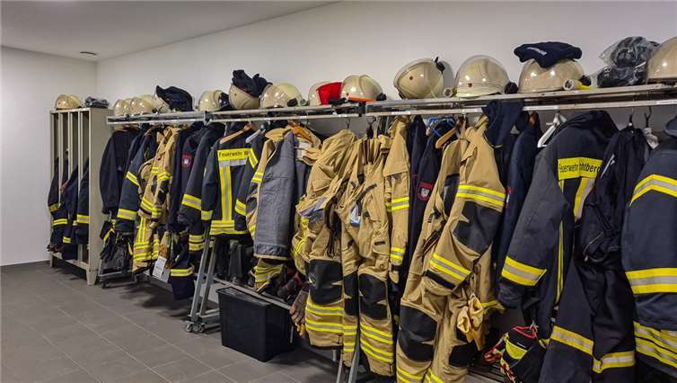 Feuerwehrhaus Pech - die Garderobenständer sind noch provisorisch, die Spinte kommen noch.