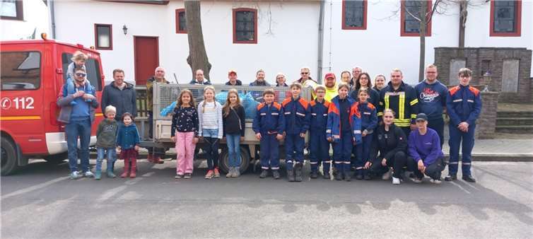 Feuerwehrjugend und weitere Helfer. Fotos: privat