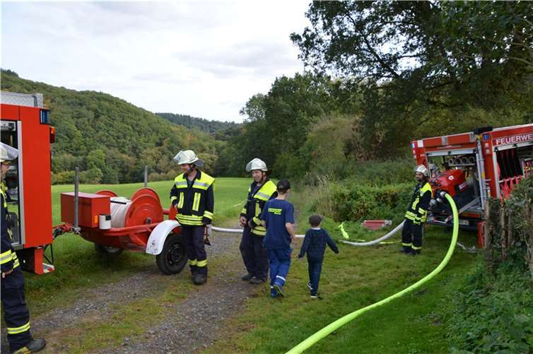 Feuerwehrleute bei der Löschwasserentnahme aus dem Elzbach.