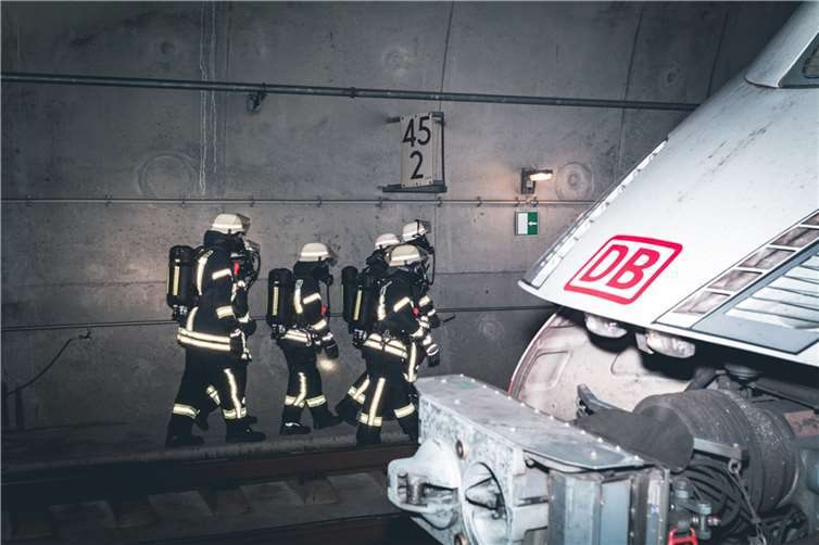 Feuerwehrleute bei einer Großübung im ICE-Tunnel.  Quelle: Peter Kern