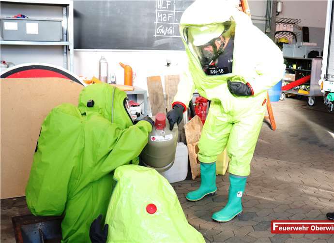 Neue Teileinheit des Gefahrstoffzuges  Feuerwehrleute im Chemikalienschutzanzug.