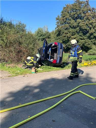 Feuerwehrleute üben die Rettung von Verletzten nach einem simulierten Verkehrsunfall. Fotos: Sven Windheuser / Stadt Mayen