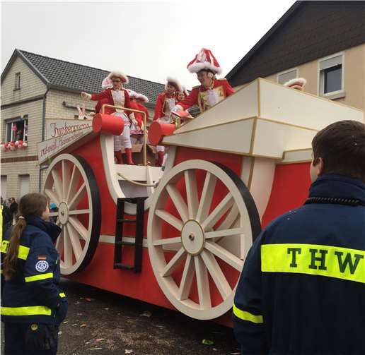 Feuerwehrleute und THW-Helfer begleiten den großen Karnevalsumzug in Heimersheim. Foto: THW Ahrweiler