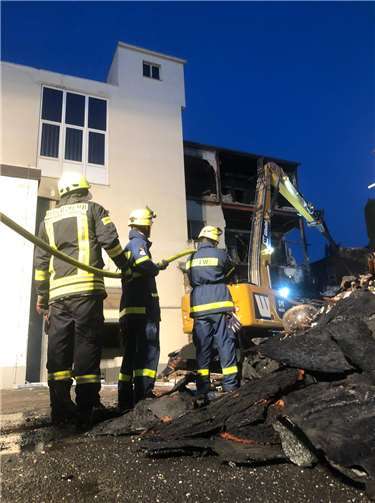 Feuerwehrleute und THW-Helfer bekämpfen letzte Glutnester gemeinsam. Fotos: THW Ahrweiler