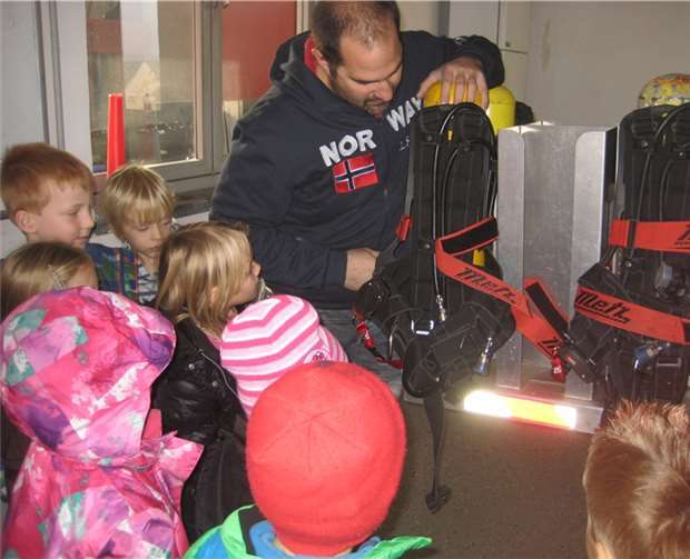 Feuerwehrmann Christian zeigte und erklärte den interessierten Kindern der Kita Thür alles rund um die Feuerwehr. privat