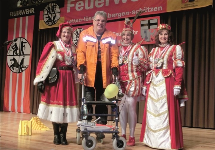 Feuerwehrmann Kreuser erhält den Sessionsorden vom Dreigestirn. privat