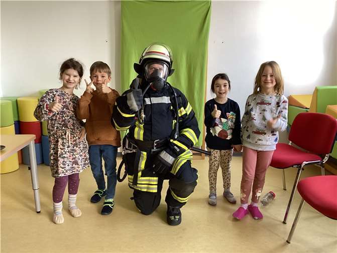 Feuerwehrmann und Brandschutzbeauftragter Sebastian Schmitt besuchte die Kita Rambazamba.  Foto: Stadtverwaltung Lahnstein