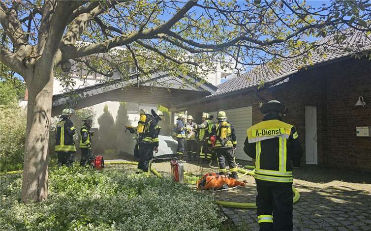 Feuerwehrtrupps gehen zur Personensuche vor. Foto: Freiwillige Feuerwehr Königswinter
