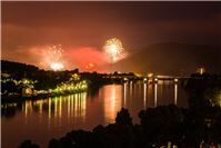 Feuerwerk erleuchtet das obere Mittelrheintal