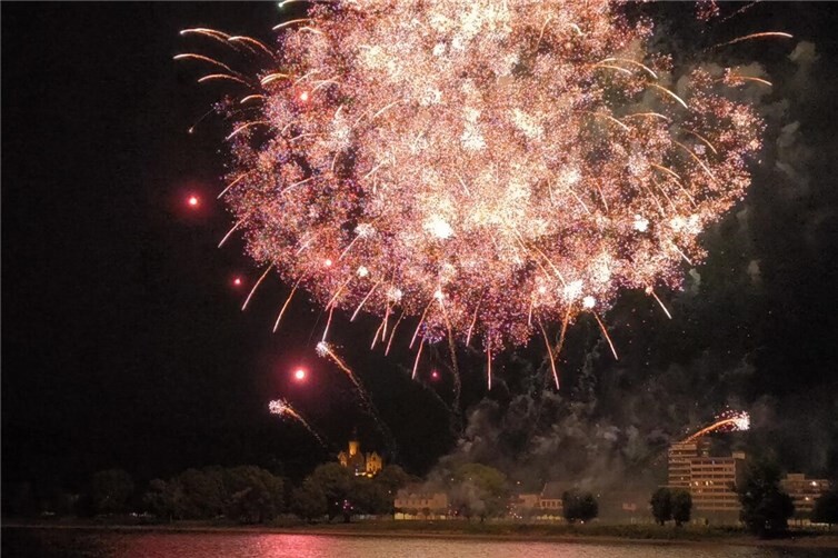 Feuerwerk über dem Rhein