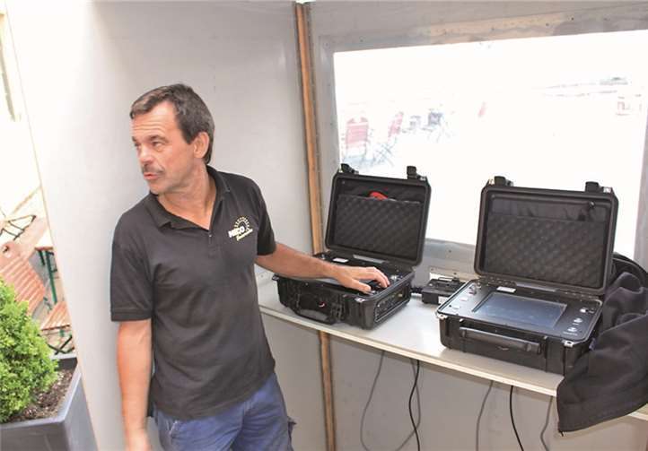 Feuerwerksleiter Martin Schmitz am „Zünd-Knopf“.