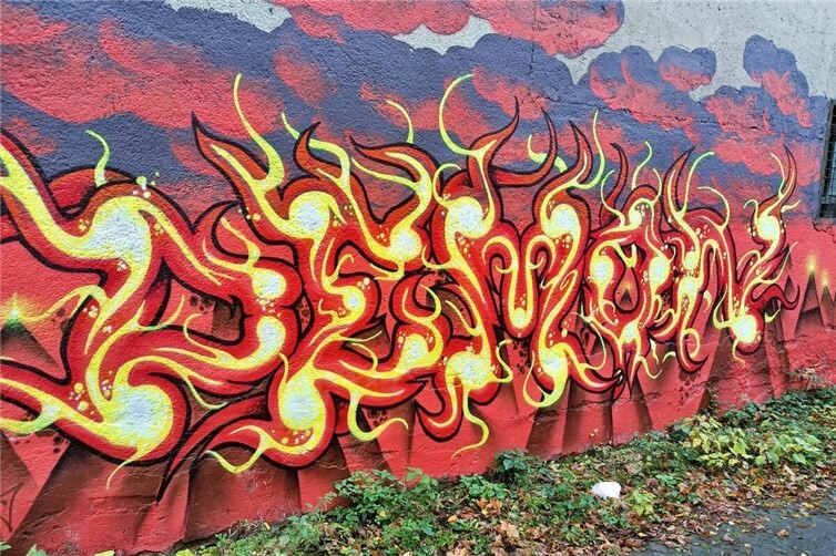 Feurige Ornamente stellen eine Aktive Vulkanlandschaft dar.