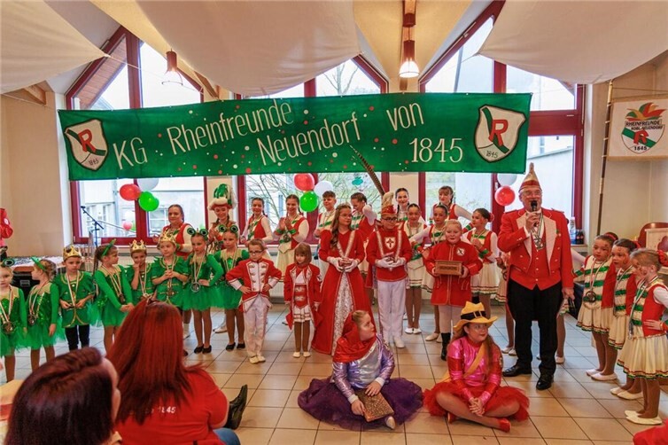 Feuriger Karnevalsauftakt: Die Rheinfreunde feiern ihre kleinen Tollitäten. Foto: KG Rheinfreunde 1845 e.V./Sascha Münz