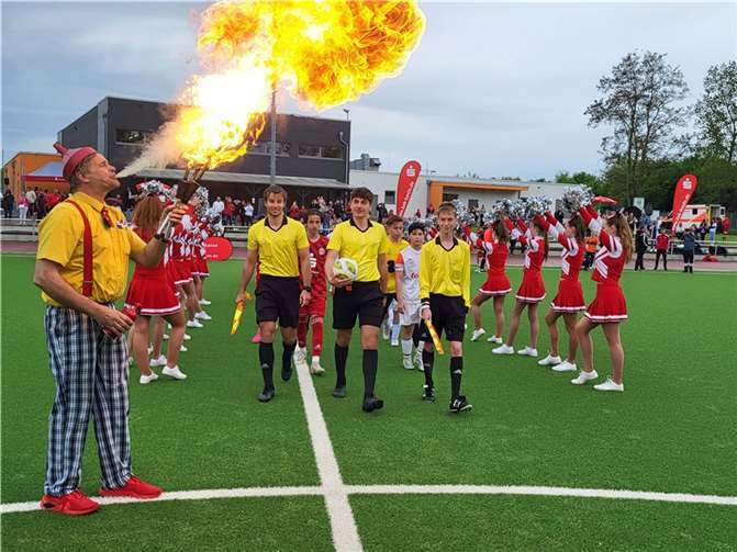 Feuriger Stadioneinzug.