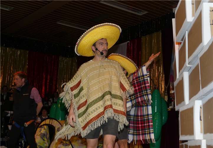 „Fiasko Mexikano“ auf der CKG Bühne. Die moselländische „Trump-Mauer“ fiel alsbald in sich zusammen.