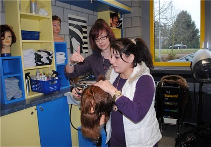 Fidan Hesso übt unter Anleitung von Friseurmeisterin und HwK-Dozentin Sandra Dorfey (l.) an einem Übungskopf einen Herrenschnitt.HwK Koblenz