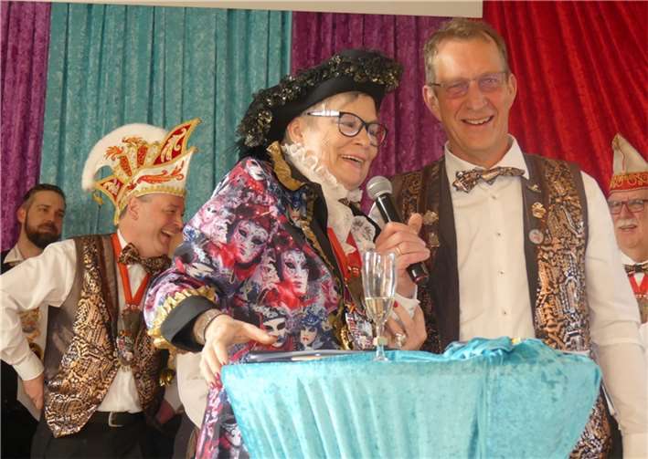 Fidele-Möhnen-Vorsitzende Helga Fürst und Bürgermeister Maximilian Mumm hießen d...