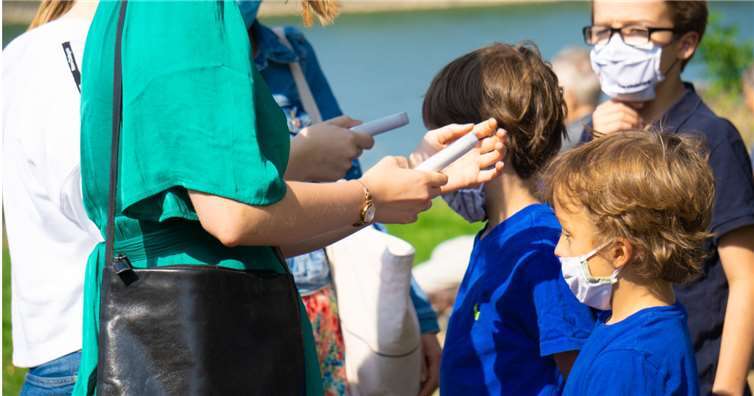 Fieberkontrollen an den Fähranlegern waren wie auch an jedem Schultag Teil des Nonnenwerther Hygienekonzepts. Foto: Benjamin Arenz