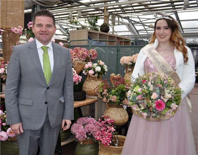 Fiebern einer tollen Amtszeit der Blütenkönigin entgegen, von links: Bürgermeister Holger Jung und die neue Regentin Celina Kotz. Foto: Stadt Meckenheim
