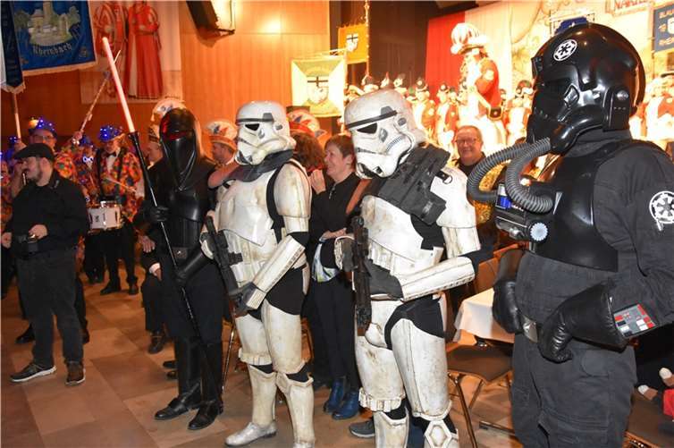 Figuren zum Thema Star Wars begrüßten die neuen Tollitäten in der Stadthalle.