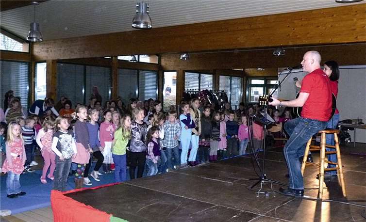 Fili und Krümelmucke begeisterten mit ihrem Programm spornten die Kinder zum Mitmachen an.  privat
