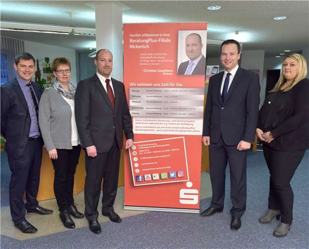 Filialleiter Christian Sauerborn (3.v.l.) und Serviceberaterin Astrid Ockenfeld (2.v.l.) bieten künftig noch mehr Beratung in der BeratungPlus-Filiale Nickenich. KSK-Vorstand Christoph Weitzel (2.v.r.) gratulieren dem Team inklusive Ferdinand Duschner, Filialleiter des BeratungsCenters Kruft (1.v.l.) und Individualkundenberaterin Katerina Schmidt (1.v.r.). Privat