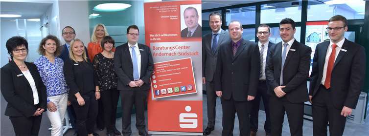 Filialleiter Christian Schwarz (4.v.r.) und sein Team bieten künftig noch mehr Beratung im BeratungsCenter Andernach-Südstadt. KSK-Vorstand Christoph Weitzel (5.v.r.), Udo Lohner, Leiter Vorstandssekretariat (3.v.l.) und David Münk, Vorstandssekretariat (1.v.r.) gratulieren dem Team: Individualkundenberater Emanuel Thiessen (3.v.r.), Kundenberaterin Annette Berresheim (1.v.l.), Kundenberaterin Andrea Nett (5.v.l.), Kundenberater Nico Wagner (5.v.l.), Serviceberaterin Claudia Hinz-Braun (2.v.l.), Serviceberaterin Bettina Zander (4.v.l.) und die beiden Auszubildenden Anna-Lena Stieff (3.v.l.) und Sterk Cheikho (2.v.r.). Privat