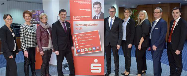 Filialleiter Ferdinand Duschner (4.v.l.) und sein Team, Individualkundenberaterin Katerina Schmidt (3.v.r.) , Kundenberaterin Kathrin Bleser (1.v.l.), Kundenberaterin Judith Blang (4.v.r.), Serviceberaterin Rita Kiefer (2.v.l.), Serviceberaterin Irene Hermann (3.v.l.) und dem Auszubildenden Maurice Winkens (1.v.r.). Zur Eröffnung des BeratungsCenters Kruft gratulieren Vorstandsvorsitzender Karl-Josef Esch (5.v.r.) und Udo Lohner, Leiter Vorstandssekretariat (2.v.r.). Auf dem Foto fehlt: Serviceberaterin Anna-Lena Stieff.  Privat