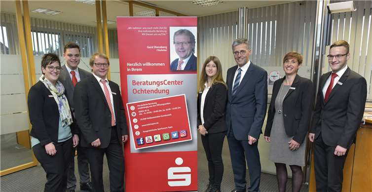 Filialleiter Gerd Diensberg (3.v.l.) und sein Team bieten künftig noch mehr Beratung im BeratungsCenter Ochtendung. KSK-Vorstand Karl-Josef Esch (3.v.r.) und David Münk, Vorstandssekretariat (1.v.r.) gratulieren dem Team.Kundenberaterin Silvia Auer (1.v.l.), Kundenberaterin Eva-Maria Geisen (4.v.l.), Serviceberaterin Anja Hammes (2.v.r.), und der Auszubildende Philipp Schumacher (2.v.l.). Auf dem Bild fehlt: Serviceberaterin Silvia Große. KSK Mayen