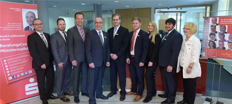 Filialleiter Herbert Hürter (4. von links) und sein Team bieten künftig noch mehr Beratung in Münstermaifeld. KSK-Vorstand Christoph Weitzel (3. v.l.), Udo Lohner, Leiter Vorstandssekretariat (links) und Vertriebsleiter Stefan Weber (2. v.l.) gratulieren dem Team in Münstermaifeld zum Start als BeratungsCenter.Das Team Münstermaifeld: Kundenberater Thomas Kraus (5.v.r.), die beiden Auszubildenden Moritz Pies und Tamara Sesterhenn (4.u.3.v.l.) Kundenberater Marius Gumpert und Serviceberaterin Petra Sommer. Auf dem Foto fehlen Beatrix Bergweiler und Gerhard Ternes. KSK Mayen
