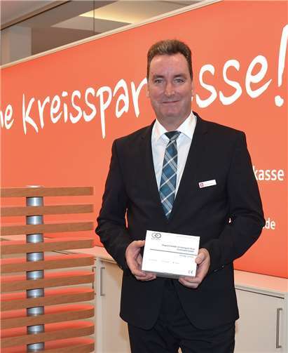 Filialleiter Klaus Wermes freut sich, dass die Kreissparkasse Mayen allen Mitarbeitern nun auch wöchentliche Schnelltests ermöglicht, um Kollegen und deren Angehörige und alle Kunden bestmöglich vor einer Corona-Infektion zu schützen. Foto: KSK Mayen/ Judith Sauerborn