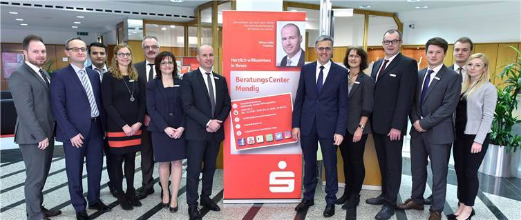 Filialleiter Oliver Löhr (7.v.l.) und sein Team bieten künftig noch mehr Beratung im BeratungsCenter Mendig. KSK-Vorstand Karl-Josef Esch (6.v.r.), Vertriebsleiter Stefan Weber (1.v.l.) und Udo Lohner, Leiter Vorstandssekretariat (2.v.6.) gratulieren dem Team: Individualkundenberaterin Andrea Steinberger (4.v.l.), Individualkundenberaterin Alexandra Priwitzer (6.v.l.), Kundenberaterin Maren Fiebelkorn (1.v.r.), Kundenberater Christian Weiß (3.v.r.), Kundenberater Hans-Ewald Hoffmann (5.v.l.) Serviceberater Florian Schlich (4.v.r.), Serviceberaterin Christa Bell (5.v.r.) und die Auszubildenden Abdulhannan Esmaill (3.v.l) und Johann Peter Frings (2.v.r.). Auf dem Bild fehlen Individualkundenberaterin Claudia Adams-Geisbüsch und Serviceberaterin Christel Jakobs.KSK Mayen