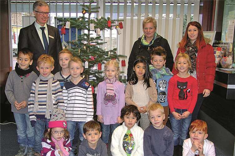 Filialleiter Uwe Loscheider und die Kinder der Kita „Mach mit“ aus MiesenheimRaiffeisenbank Mittelrhein