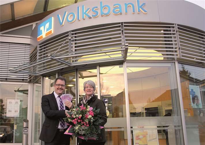 Filialleiter Wilfried Wershofen überreicht der glücklichen Gewinnsparerin Constanze Wilhelms ihre 5.000 Euro-Geldprämie. voba