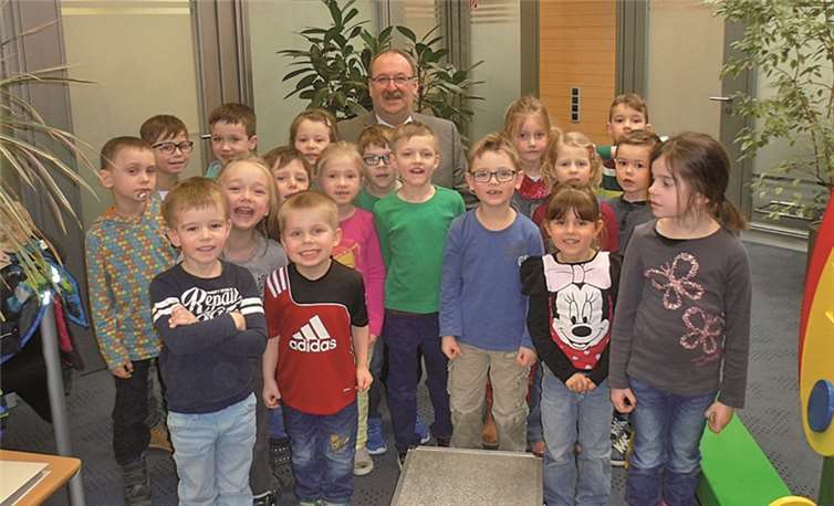 Filialleiter Wolfgang Krupp mit den Kindern der Kath. Kindertagesstätte St. Mauritius.privat