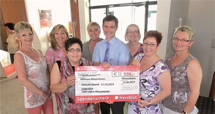 Filialleiter der KSK Mayen-Miesenheim Hr. Duschner überreichte dem Vorstand des Möhnenverein Miesenheim einen Scheck zur Unterstützung des Kölsche Owend. privat