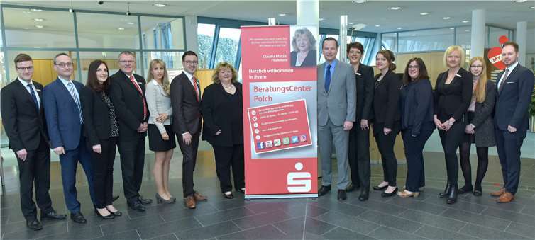 Filialleiterin Claudia Blotzki (7.v.l.) und ihr Team bieten künftig noch mehr Beratung im BeratungsCenter Polch. KSK-Vorstandsmitglied Christoph Weitzel (7.v.r.), Vertriebsleiter Stefan Weber (1.v.r.), Udo Lohner, Leiter Vorstandssekretariat (2.v.l.) und David Münk, Vorstandssekretariat (1.v.l.) gratulieren dem Team: Individualkundenberaterin Carina Bast (5.v.r.), Individualkundenberater Martin Steinsiek (6.v.l.), Kundenberaterin Karin Gläser (3.v.l.), Kundenberaterin Anja Karbaumer (4.v.r.), Kundenberaterin Bianka Ackermann-Reichert (3.v.r.) Serviceberater Ulrich Krämer (4.v.l.), Serviceberaterin Vanessa Schneider (5.v.l.), Serviceberaterin Hildegard Göderz (6.v.r.) und die Praktikantin Angelina Kohnz (2.v.r). Auf dem Bild fehlt: Kundenberaterin Katja Süsterhenn und Serviceberater Hans Caspari.privat