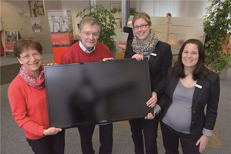 Filialleiterin Stephanie Casper und Kundenberaterin Melanie Loosen überreichten der Gewinnerin Paulette Salkowski und ihrem Ehemann Jürgen Salkowski den nagelneuen 3D Fernseher.privat