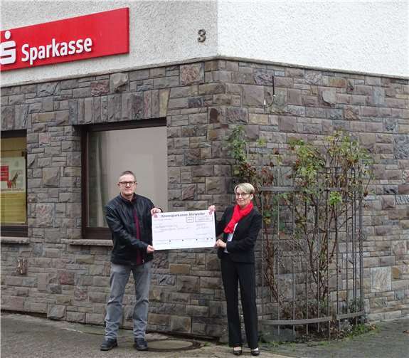 Filialleiterin der KSK-Geschäftsstelle Weibern Elke Kühn (r.) und Vorsitzender der „Heimatfreunde Weibern“ Bernhard Klapperich (l.) bei der Scheckübergabe. Foto: Heimatfreunde Weibern